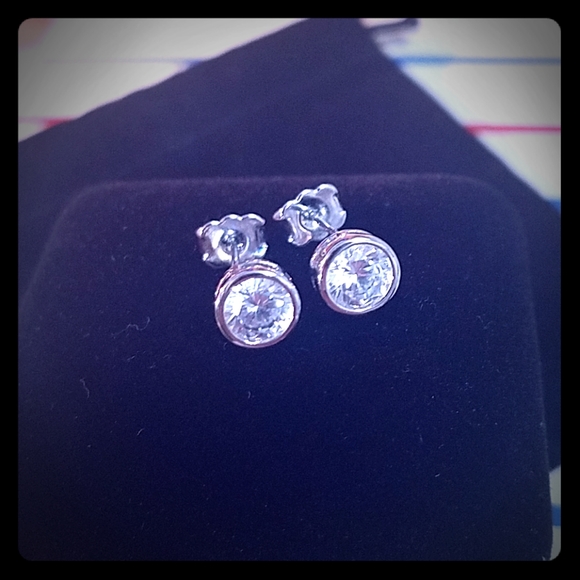 Rodium plated CZ stud - Picture 2 of 3